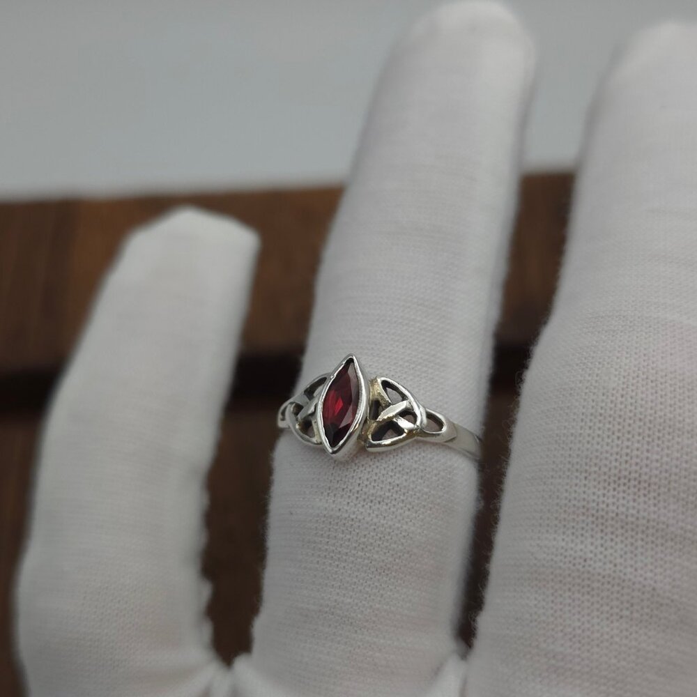 Size 8 925 Sterling Silver Simple Red Glass Celtic Ring - Picture 2 of 7